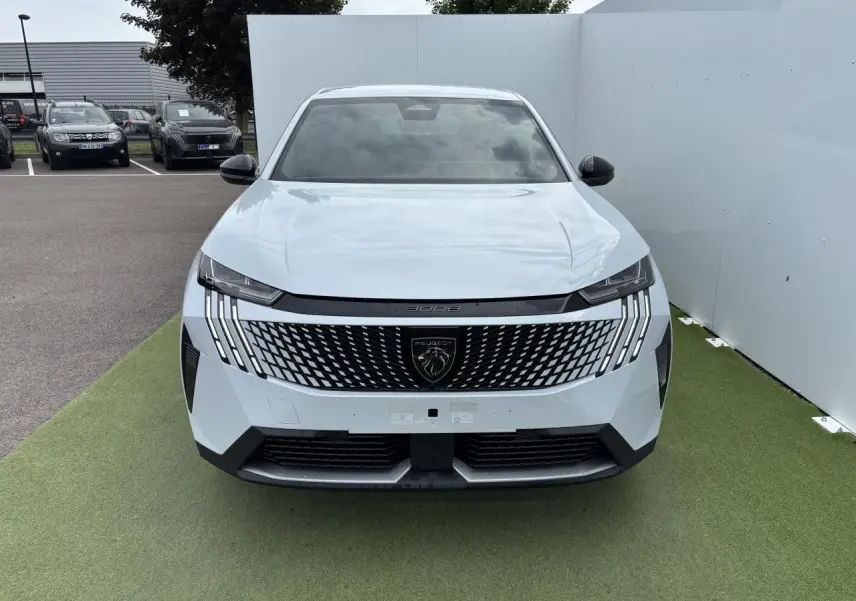 Vue avant du Peugeot 3008 blanc Okenite 2024 avec calandre noire à motif géométrique et feux LED griffés.