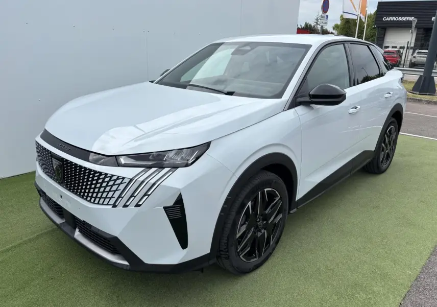 Peugeot 3008 blanc Okenite vue 3/4 avant droit, avec calandre distinctive et jantes alliage noires diamantées.