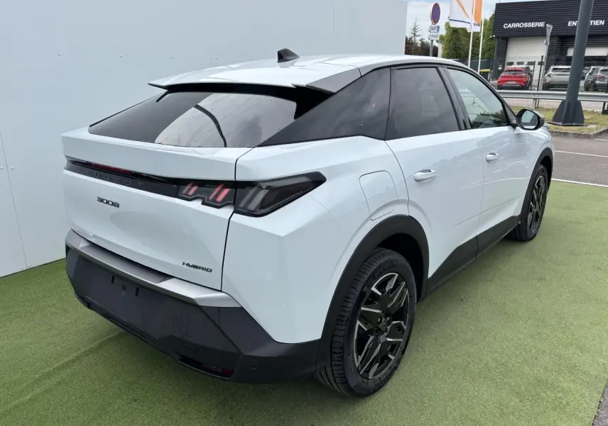 Vue 3/4 arrière droit du Peugeot 3008 blanc Okenite 2024 avec feux arrière LED 3 griffes et jantes alliage 19 pouces noires.