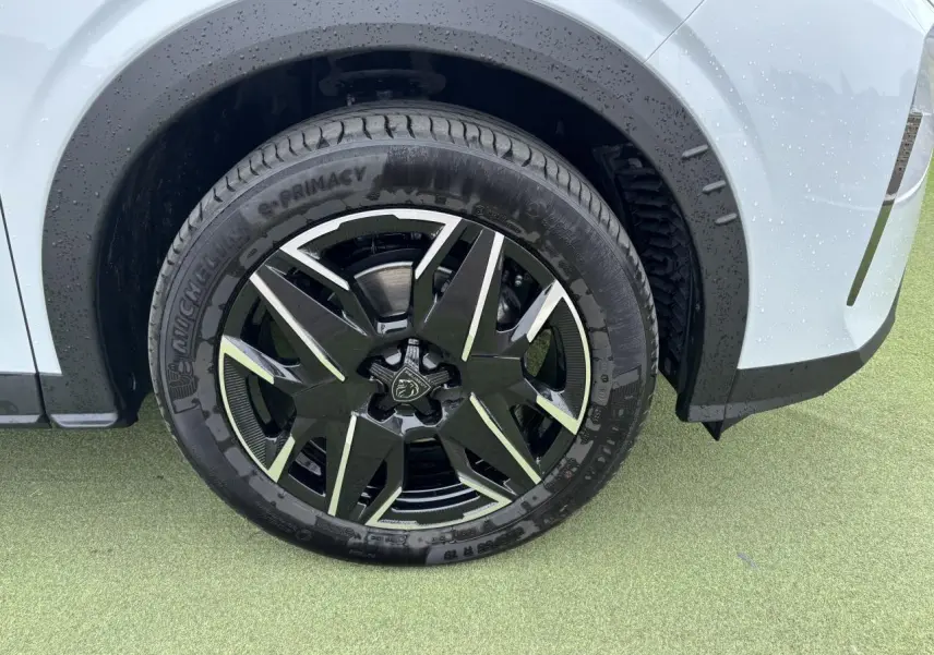 Gros plan sur la jante alliage noire et diamantée 19'' du côté avant droit du Peugeot 3008 blanc Okenite.
