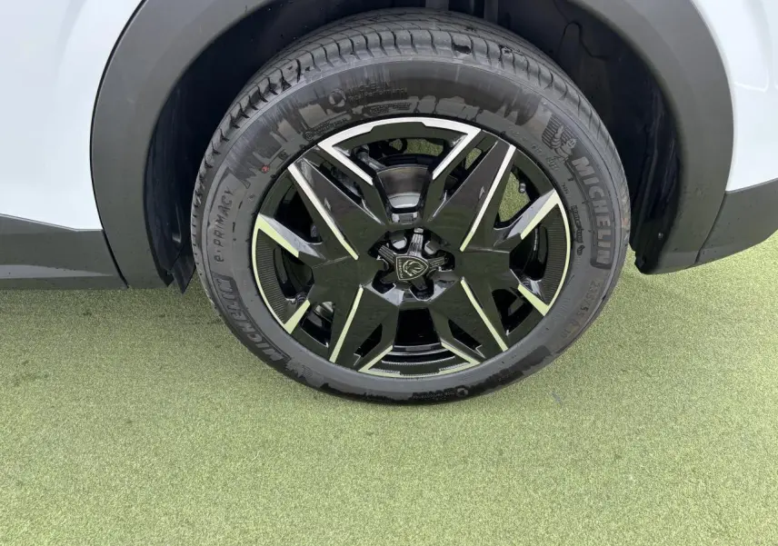Gros plan sur la roue avant droite du Peugeot 3008 blanc Okenite avec jante alliage 19'' noire et diamantée.