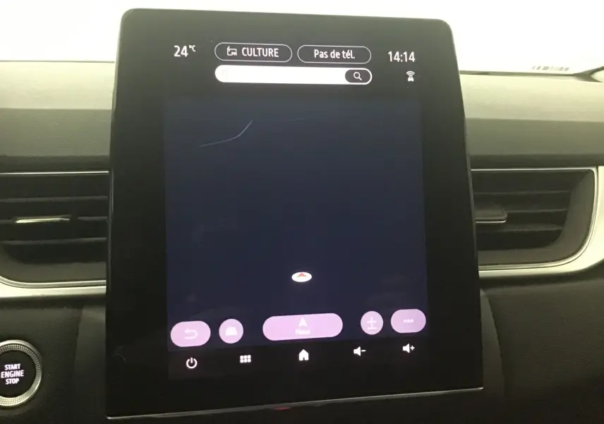 Écran tactile Easy Link 7'' au centre du tableau de bord du Renault Captur 2024, finition TECHNO gris cassiopée/noir.