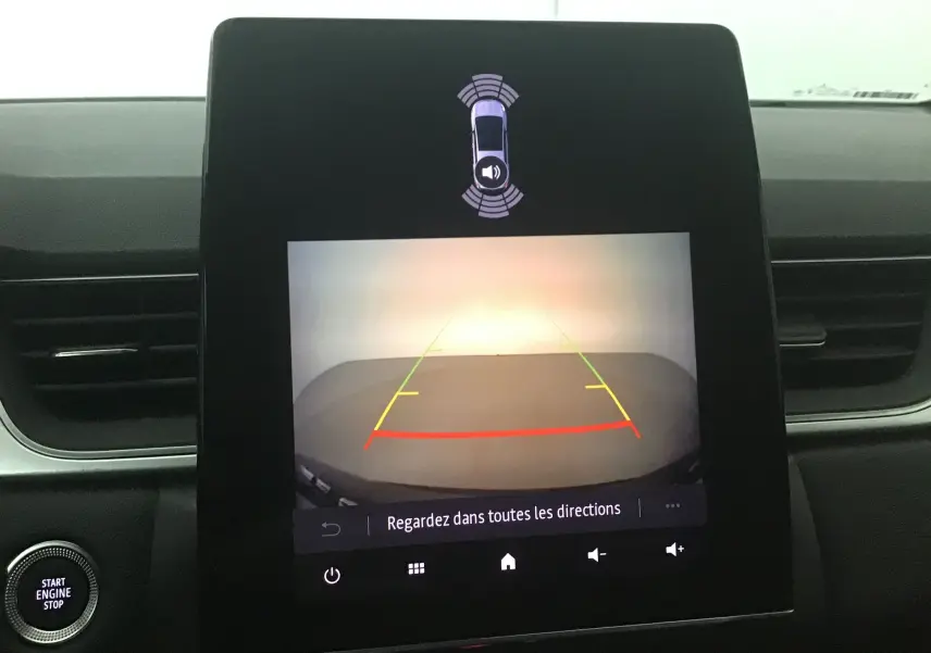 Écran tactile central du Renault Captur 2024 affichant la caméra de recul avec guidage coloré, intérieur noir.