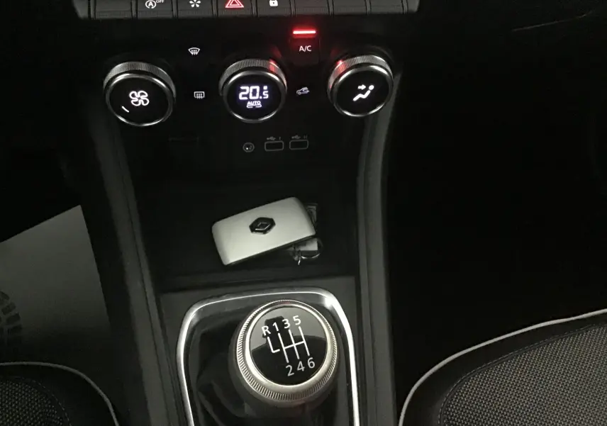 Vue rapprochée de la console centrale du Renault Captur 2024, avec levier de vitesses manuel et clé grise Cassiopée.