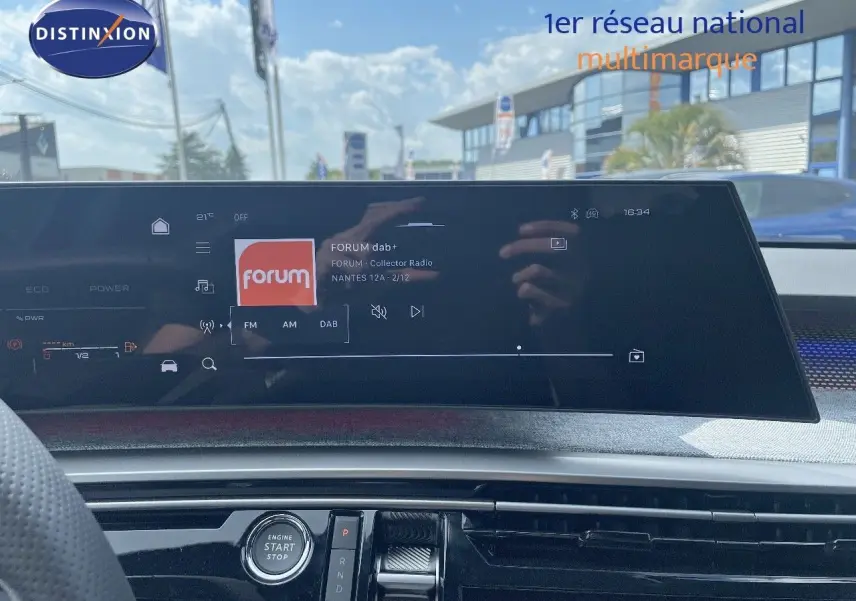 Écran tactile central du Peugeot 5008 Hybrid 136ch GT 2025 affichant la radio DAB, intérieur noir moderne.