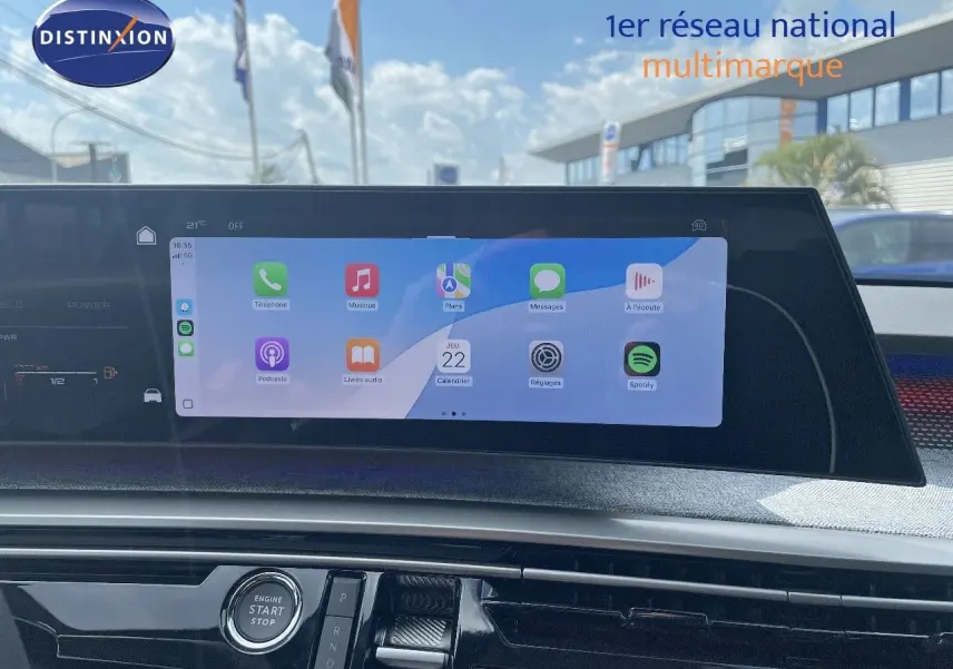 Écran tactile central affichant les applications connectées dans l'habitacle d'un Peugeot 5008 noir perle 2025.
