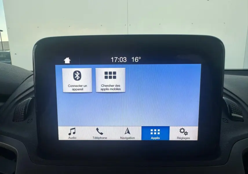 Écran tactile central du Ford Transit Connect blanc 2019 affichant le menu Bluetooth et applications mobiles.