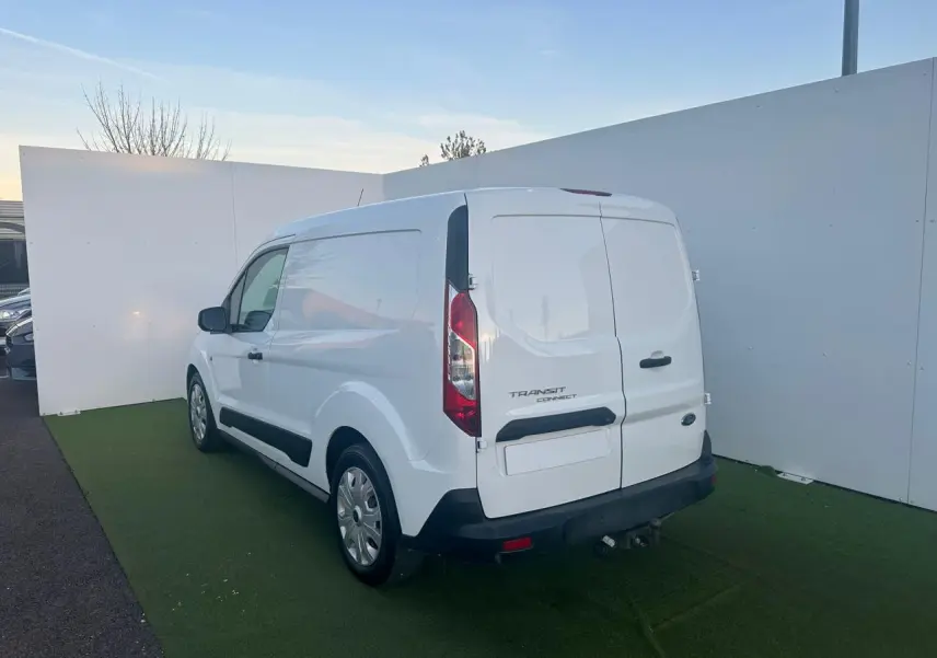 Ford Transit Connect blanc vu en 3/4 arrière droit avec porte latérale coulissante et attelage visible