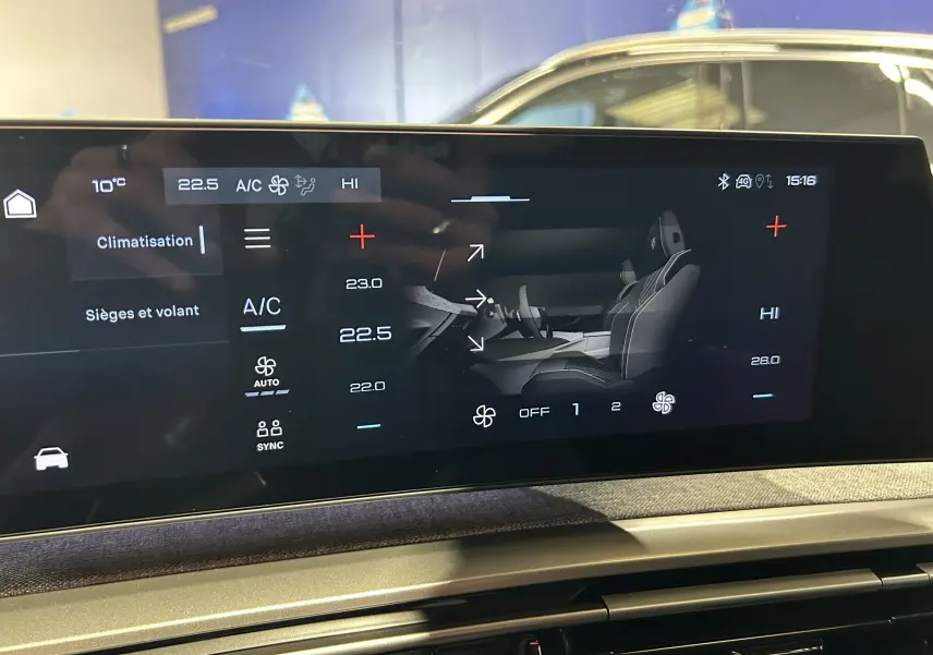 Écran tactile intérieur du Peugeot 3008 gris Artense, affichant les réglages de climatisation et sièges chauffants.