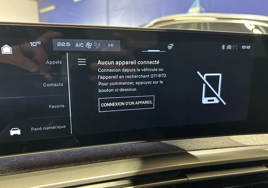Écran tactile central du Peugeot 3008 III Hybrid 145 GT Exclusive, affichant le menu de connexion d’appareil, intérieur moderne.