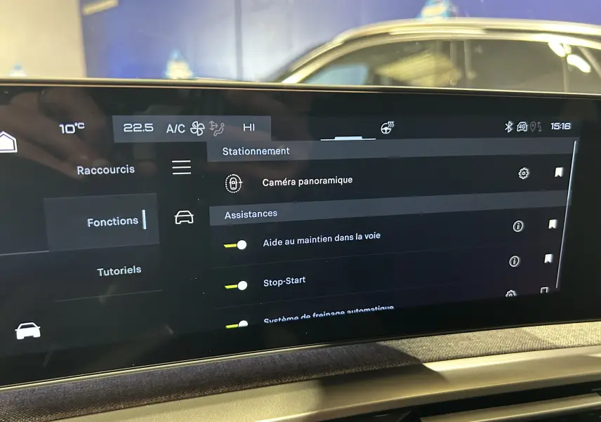 Vue rapprochée de l’écran tactile central du Peugeot 3008 gris Artense, affichant les options d’assistance à la conduite.