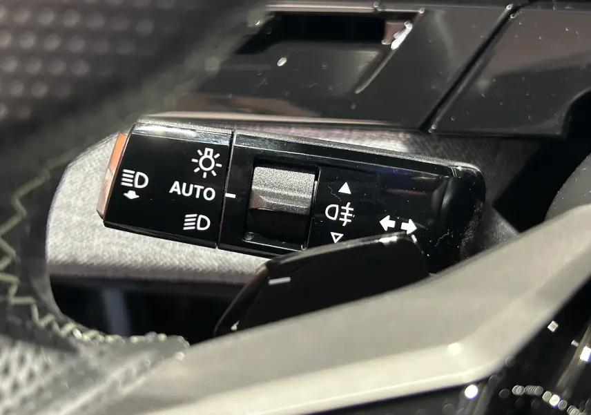 Gros plan sur la commande des feux automatiques et clignotants dans l’habitacle du Peugeot 3008 gris Artense.