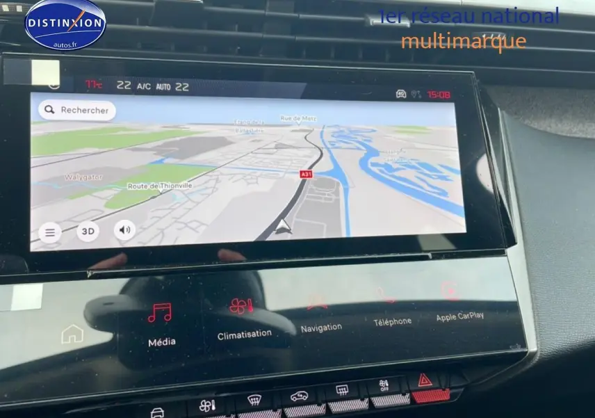 Écran tactile central de navigation dans l’habitacle de la Peugeot 308 noire, vue de face rapprochée.
