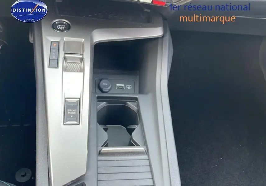 Vue rapprochée de la console centrale noire de la Peugeot 308 1.2 hybrid 145 allure e-dcs6 avec commandes de boîte auto.