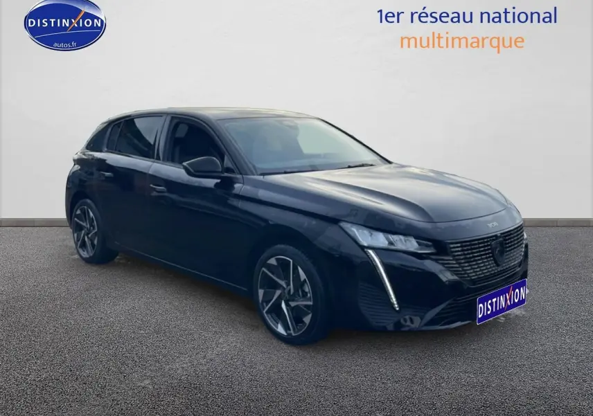 Peugeot 308 noir vue 3/4 avant droit, avec calandre moderne et feux LED verticaux distinctifs.