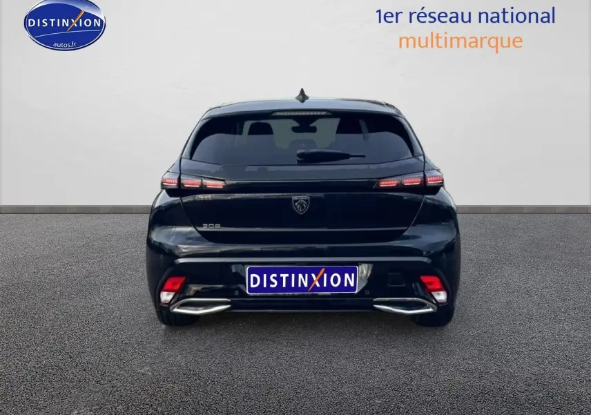 Vue arrière d'une Peugeot 308 noire 2025 avec feux LED et double sortie d'échappement chromée.