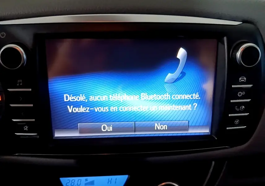 Écran tactile central de la Toyota Yaris 1.5 Hybride 2020 affichant une demande de connexion Bluetooth, vue de face.