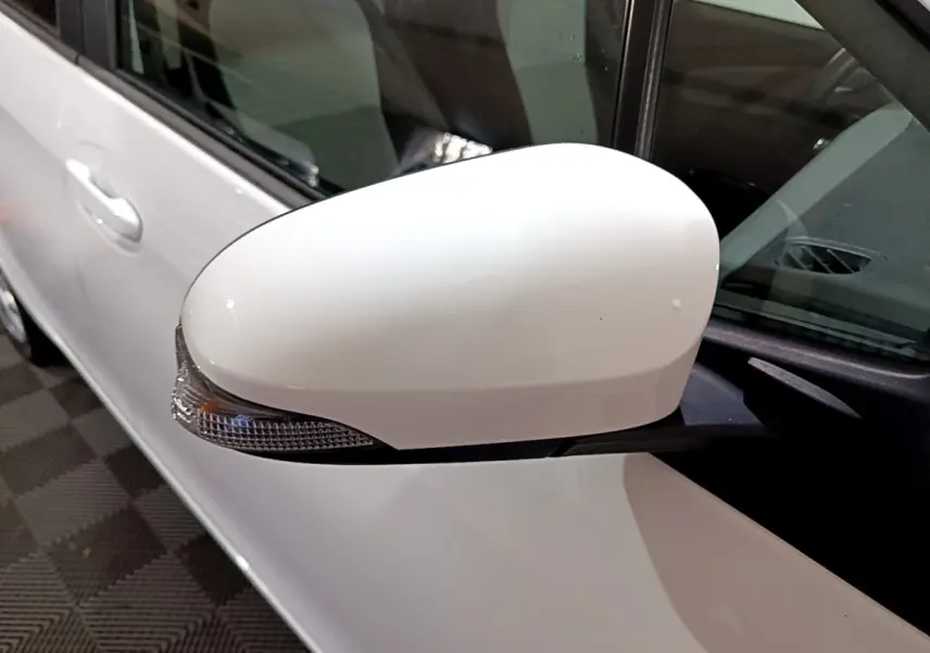 Rétroviseur blanc côté gauche de la Toyota Yaris 1.5 Hybride 2020, avec clignotant intégré, vue rapprochée.