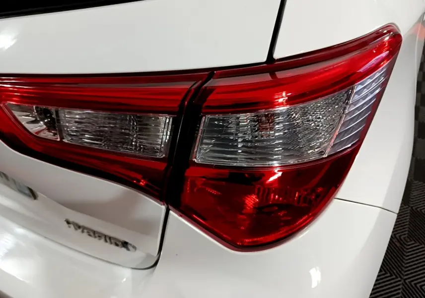 Gros plan sur le feu arrière droit rouge et blanc d'une Toyota Yaris blanche 1.5 Hybride 2020 France Business.