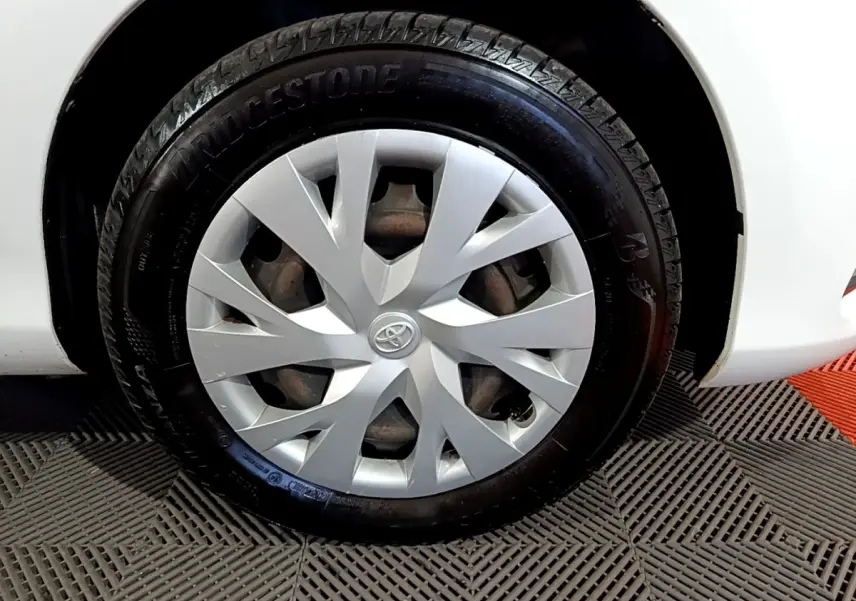 Gros plan sur la roue avant droite blanche de la Toyota Yaris 1.5 Hybride 2020 avec enjoliveur argenté et pneu Bridgestone.