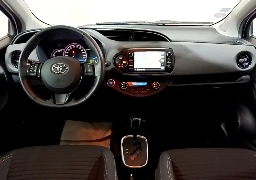 Vue intérieure avant de la Toyota Yaris 1.5 Hybride 2020, tableau de bord avec écran tactile et volant cuir alu multifonctions.