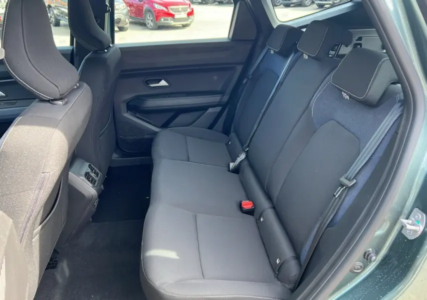 Vue côté droit de la banquette arrière noire et bleue du Dacia Bigster Hybrid 155 Expression Plus vert cèdre, avec appuie-têtes.