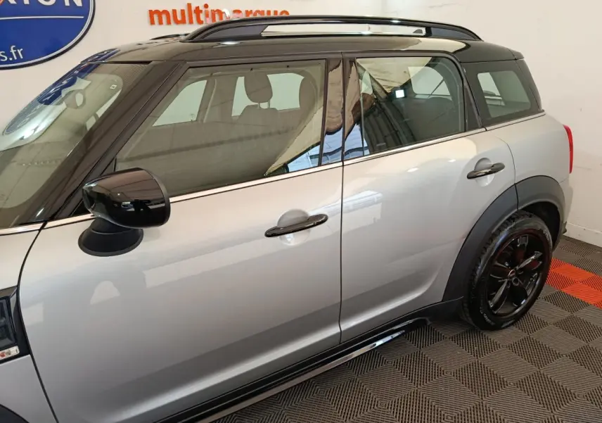 Vue latérale droite du MINI Countryman gris foncé avec toit noir et jantes noires brillantes.