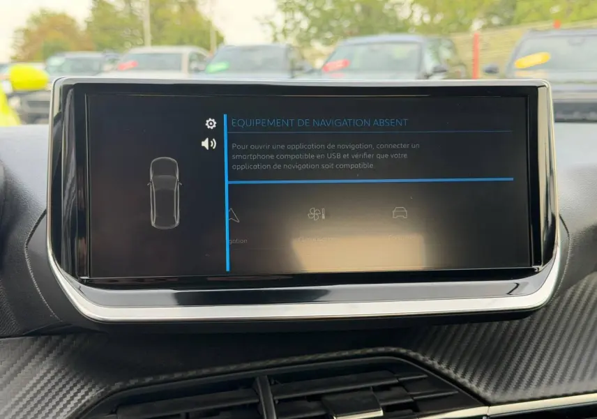 Écran tactile central de la Peugeot 208 blanc Okénite, vue intérieure frontale sur la console avec finition carbone.