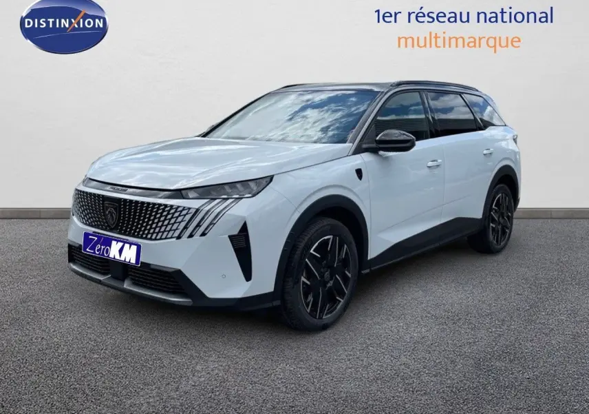 Peugeot 5008 Hybrid 136ch GT blanc Okenite métal avec toit noir, vue 3/4 avant droit sur fond neutre.