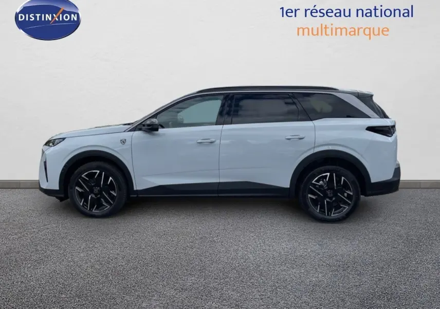 Profil droit d'un Peugeot 5008 hybride blanc Okenite avec toit noir, jantes noires et design moderne 2025.