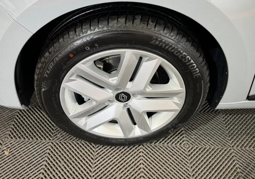 Gros plan sur la roue avant droite grise de la Renault Clio Evolution Blue dCi 100 avec jante alliage et pneu Bridgestone.