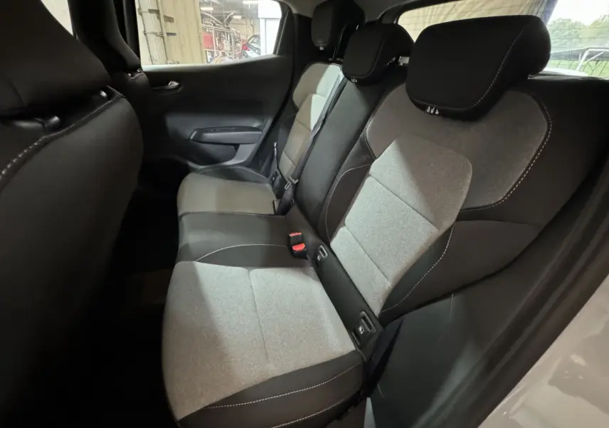 Vue intérieure côté droit des sièges arrière bi-matière gris clair et noir de la Renault Clio Evolution Blue dCi 100 2025.
