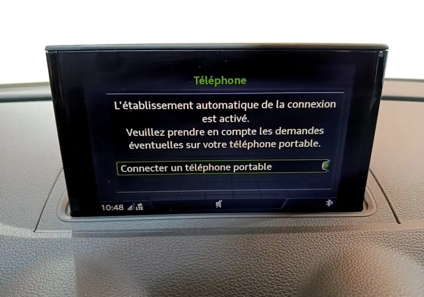 Écran central de l'Audi A3 30 TDI 2019 affichant la connexion Bluetooth pour téléphone portable.