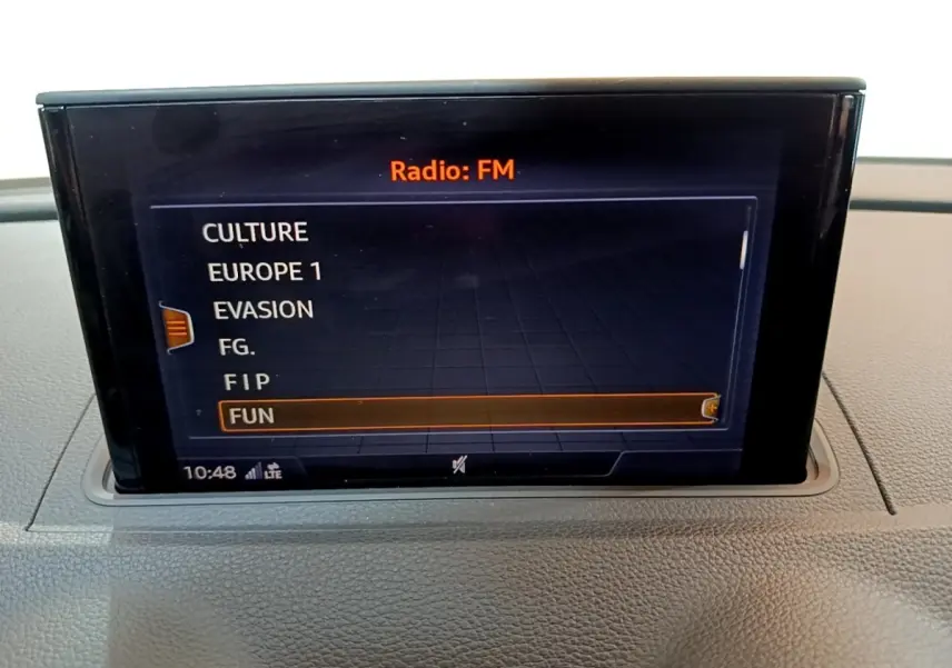 Écran central de l'Audi A3 30 TDI 2019 affichant la liste des stations radio FM, vue intérieure frontale.