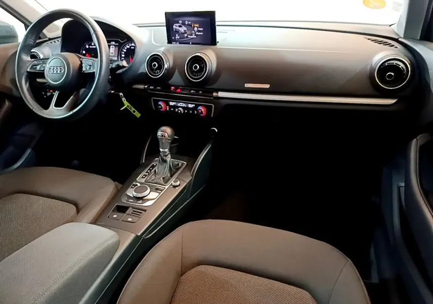 Vue intérieure de l'Audi A3 30 TDI 2019, tableau de bord et volant cuir multifonctions en angle avant droit.