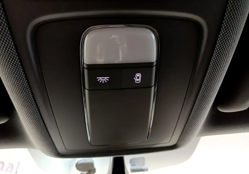 Gros plan sur la console de plafonnier noire avec boutons d’éclairage et verrouillage, intérieur Audi A3 gris foncé 2019.