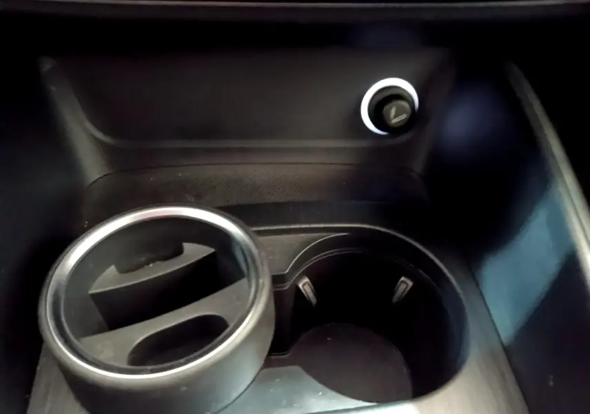 Gros plan sur les porte-gobelets et prise 12V dans l'habitacle noir de l'Audi A3 30 TDI Business Line 2019.