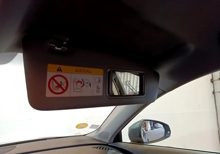 Détail du pare-soleil côté conducteur avec miroir intégré et rétroviseur extérieur gris foncé d’une Audi A3 30 TDI 2019.