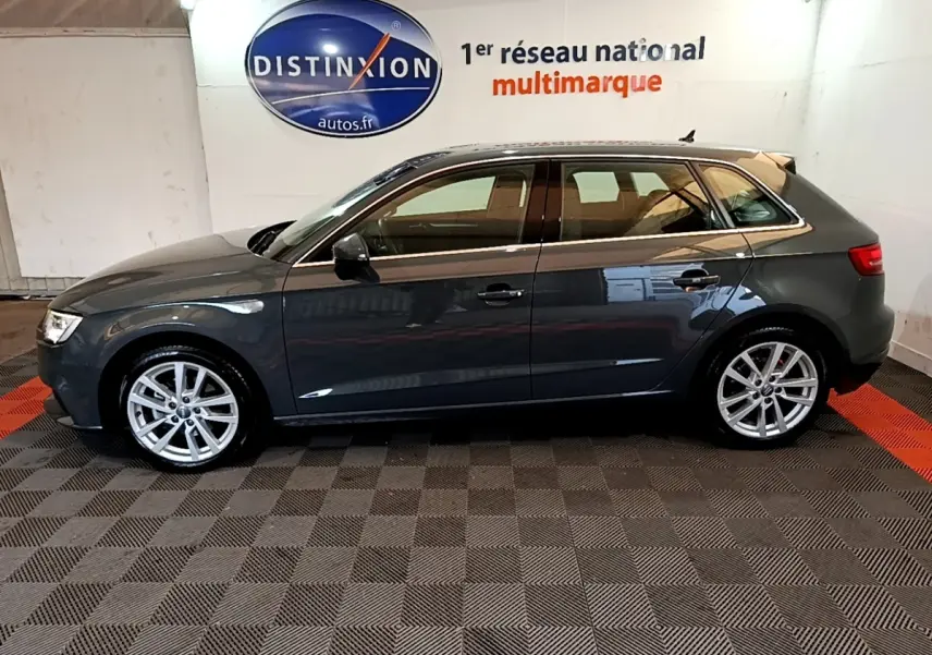 Audi A3 30 TDI 2019 gris foncé vue de profil côté gauche, jantes alliage et rétroviseurs électriques visibles.