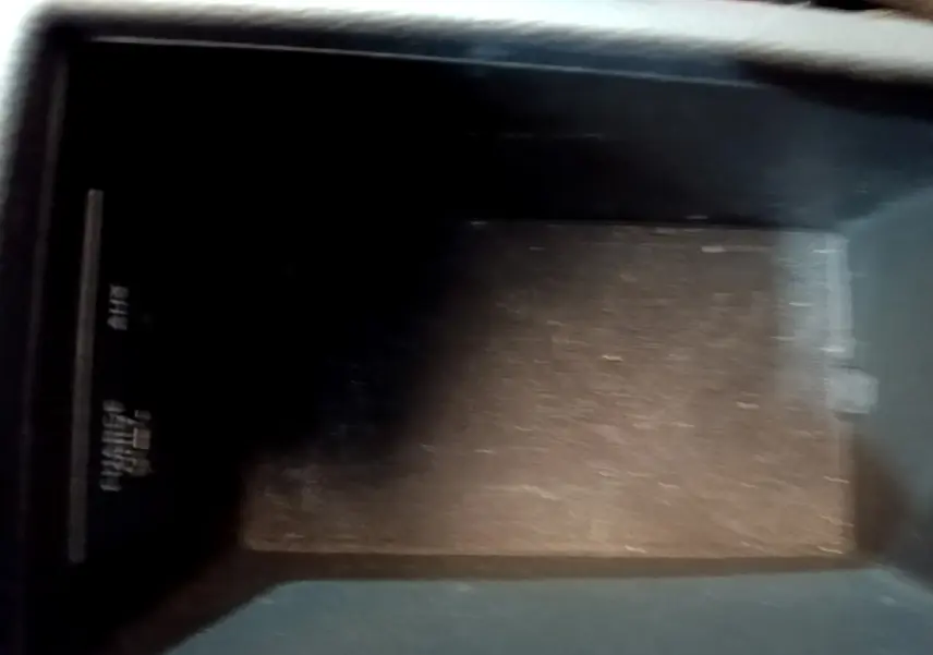 Gros plan sur le rangement central intérieur de l'Audi A3 30 TDI gris foncé, montrant la prise charge USB et AUX.