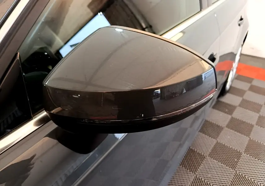 Rétroviseur droit gris foncé de l'Audi A3 30 TDI 116 S tronic Business Line, vue rapprochée en intérieur.