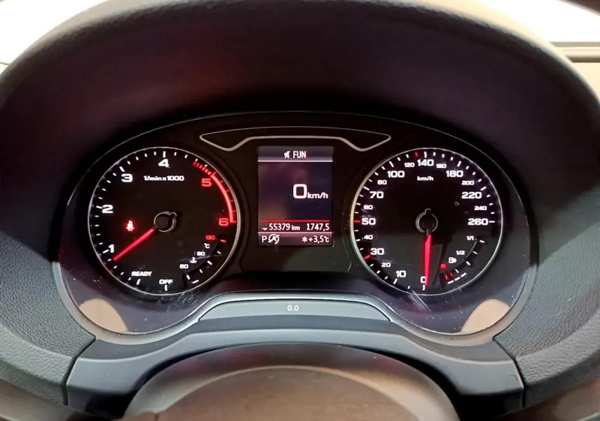 Vue rapprochée du tableau de bord numérique de l'Audi A3 30 TDI 116 S Tronic Business Line avec affichage vitesse et compte-tours.