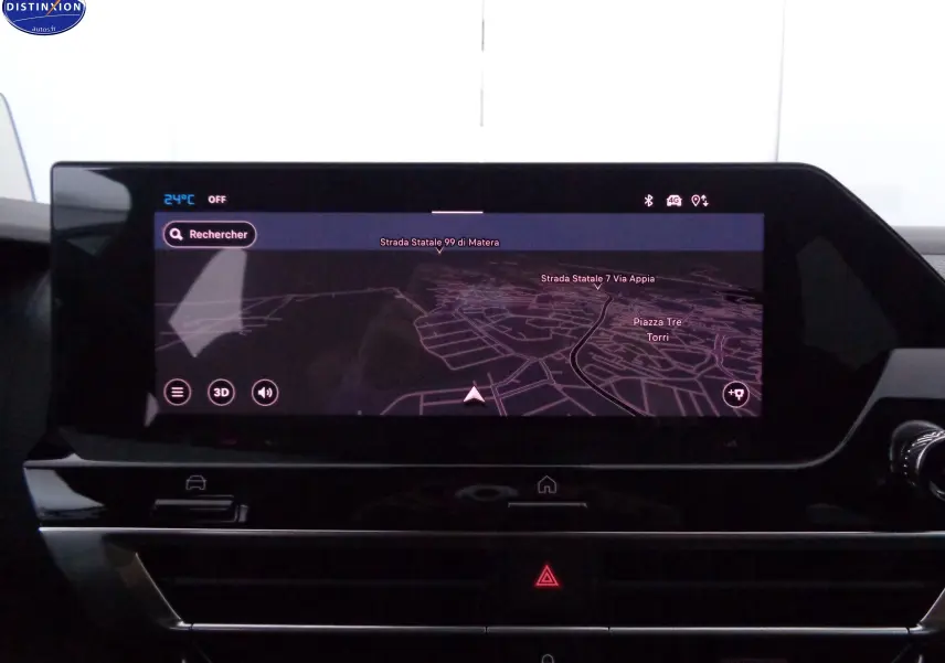 Écran tactile central du tableau de bord de la Citroën C4 X 2023 affichant la navigation GPS en mode nuit.