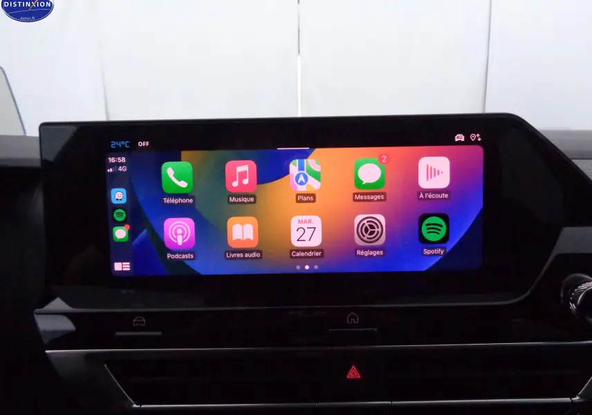 Écran tactile central allumé dans l’habitacle de la Citroën C4 X rouge Elixir Metal, affichant des applications connectées.