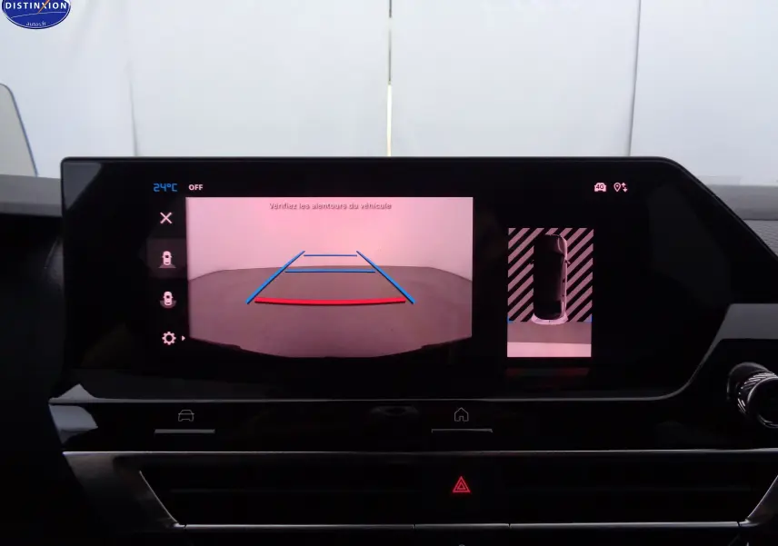 Écran central de la Citroën C4 X 2023 affichant la caméra de recul avec lignes de guidage et vue aérienne du véhicule.