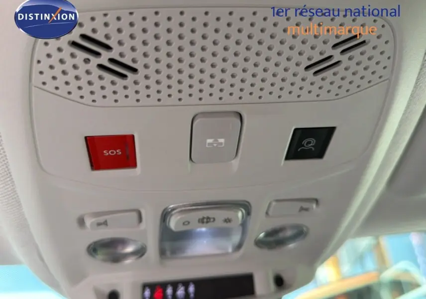 Vue intérieure en gros plan du plafonnier avec boutons SOS et commandes d’éclairage de la Citroën C4 X 2023.