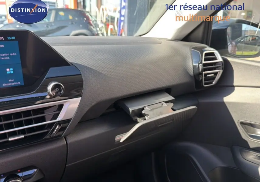 Intérieur de la Citroën C4 X rouge Elixir Metal, vue côté passager sur la planche de bord et boîte à gants ouverte.