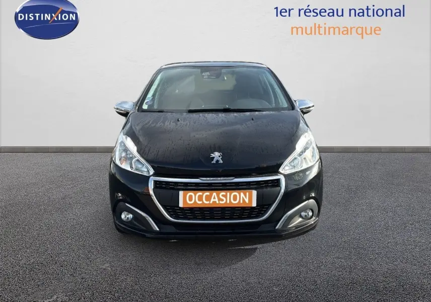 Vue frontale d'une Peugeot 208 noire perle métal de 2019 avec plaque "OCCASION" sur un fond neutre.