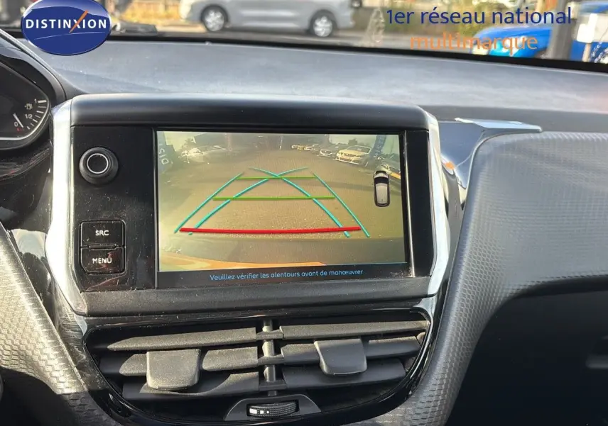 Écran central affichant la caméra de recul dans l'habitacle d'une Peugeot 208 noire perle métal de 2019.