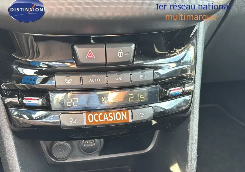 Console centrale en gros plan de la Peugeot 208 noire perle métal, montrant les commandes de climatisation digitale.